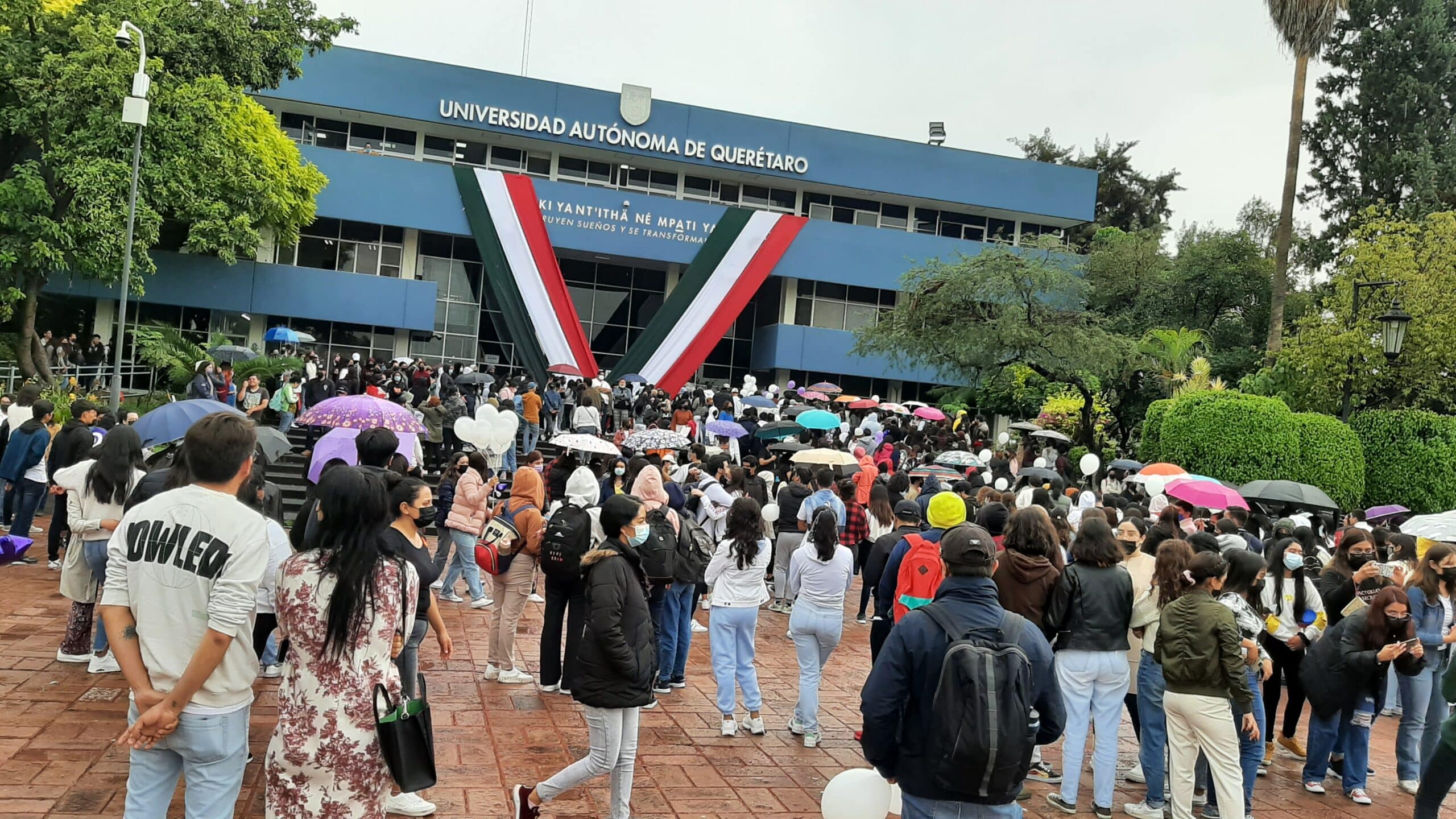 cientos de estudiantes, profesores, activistas y ciudadanos se congregaron -durante la mañana de este miércoles 7 de septiembre- para exigir justicia por el feminicidio de Valentina “N”