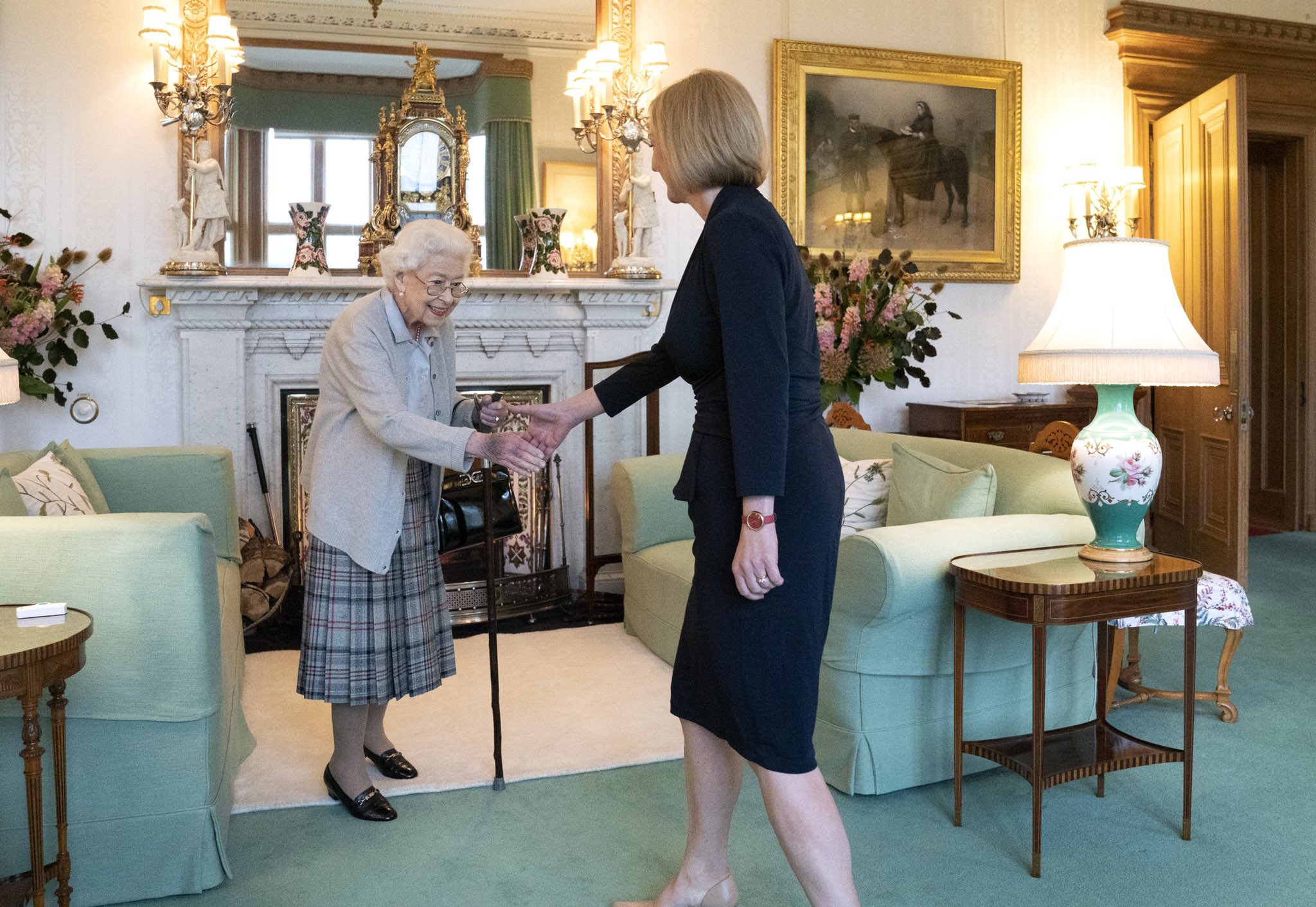 Liz Truss se convirtió este martes en la nueva primera ministra del Reino Unido, la tercera mujer en ocupar ese cargo, tras recibir el encargo formal por parte de la reina Isabel II