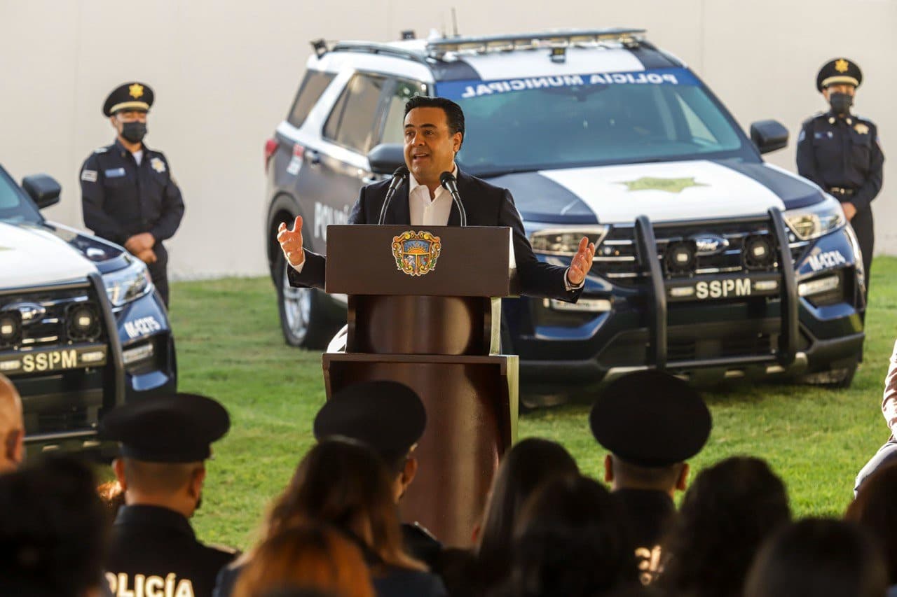 Luis Bernardo Nava entrega de vehículos y equipamiento de protección para personal de la SSPMQ