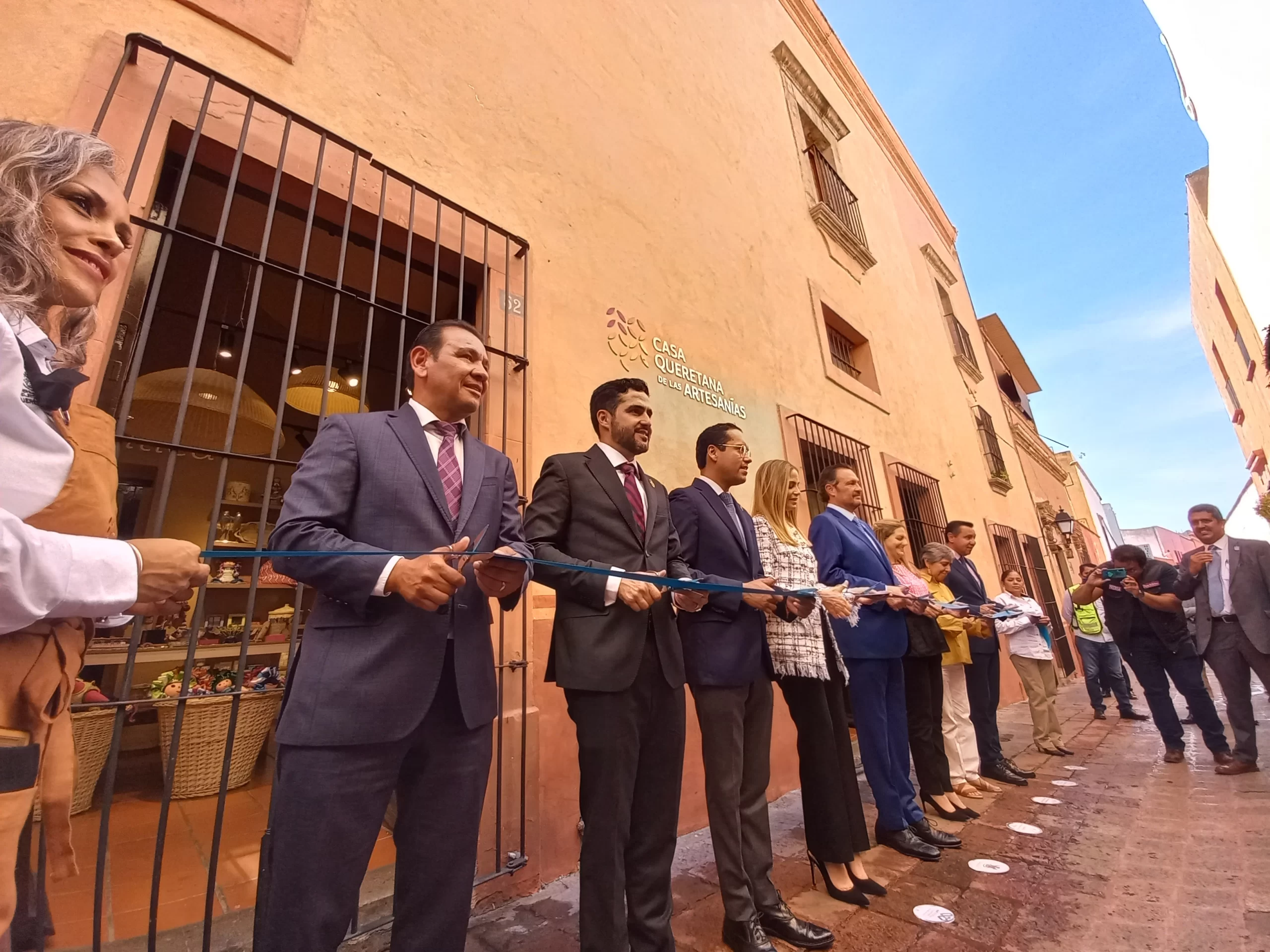 El gobernador, autoridades y artesanos participaron en el corte de listón y recorrido inaugural de las instalaciones de la tienda de la Casa Queretana de las Artesanías