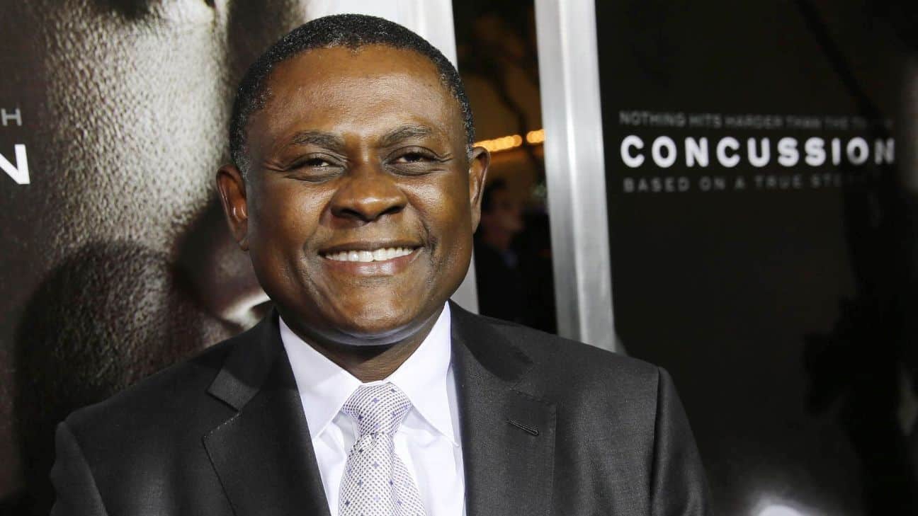 el neopatólogo Bennet Omalu, experto en encefalopatía traumática crónica, recomendó a Tua que dejara los emparrillados, en pro de su salud