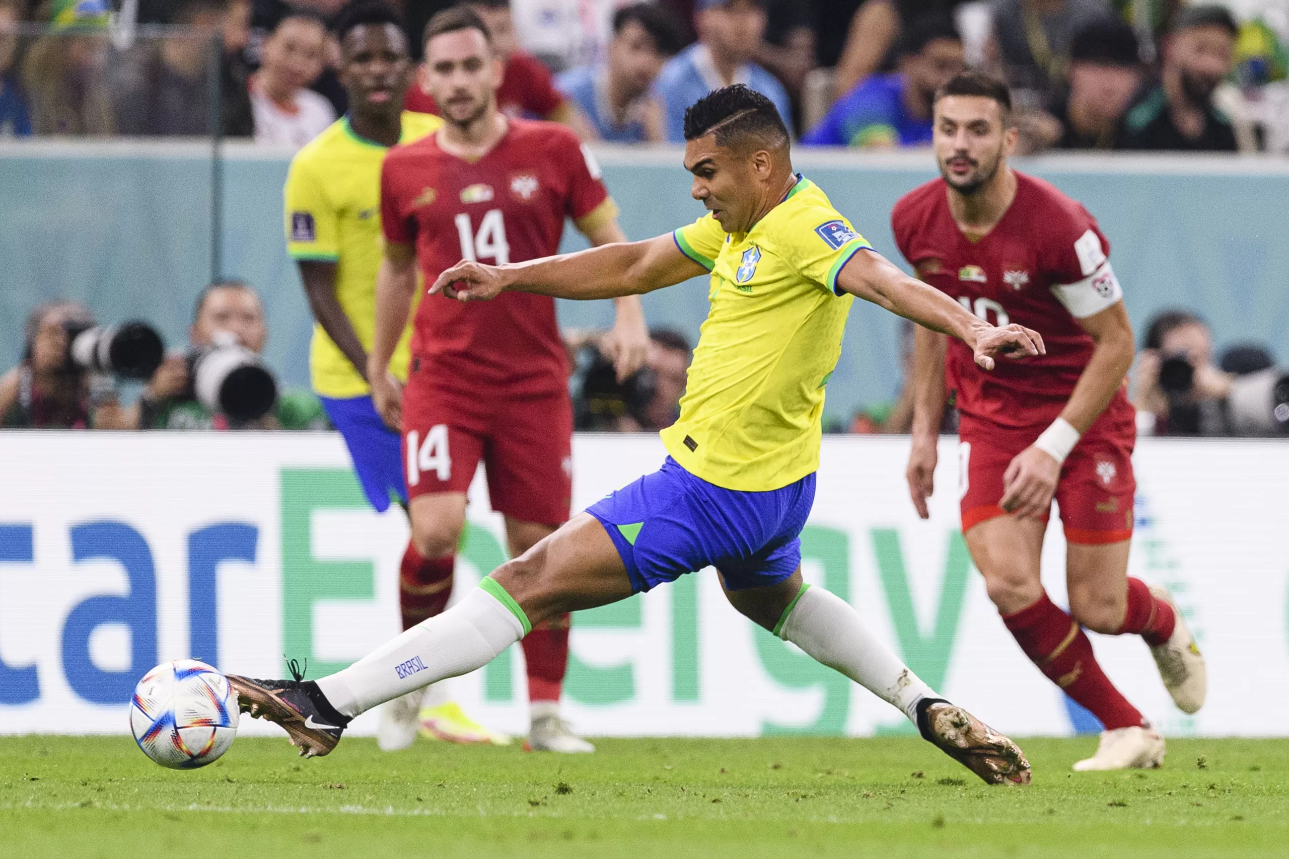 Brasil marcó el ritmo del partido durante la primera mitad, con Carlos Henrique Casemiro como motor del equipo