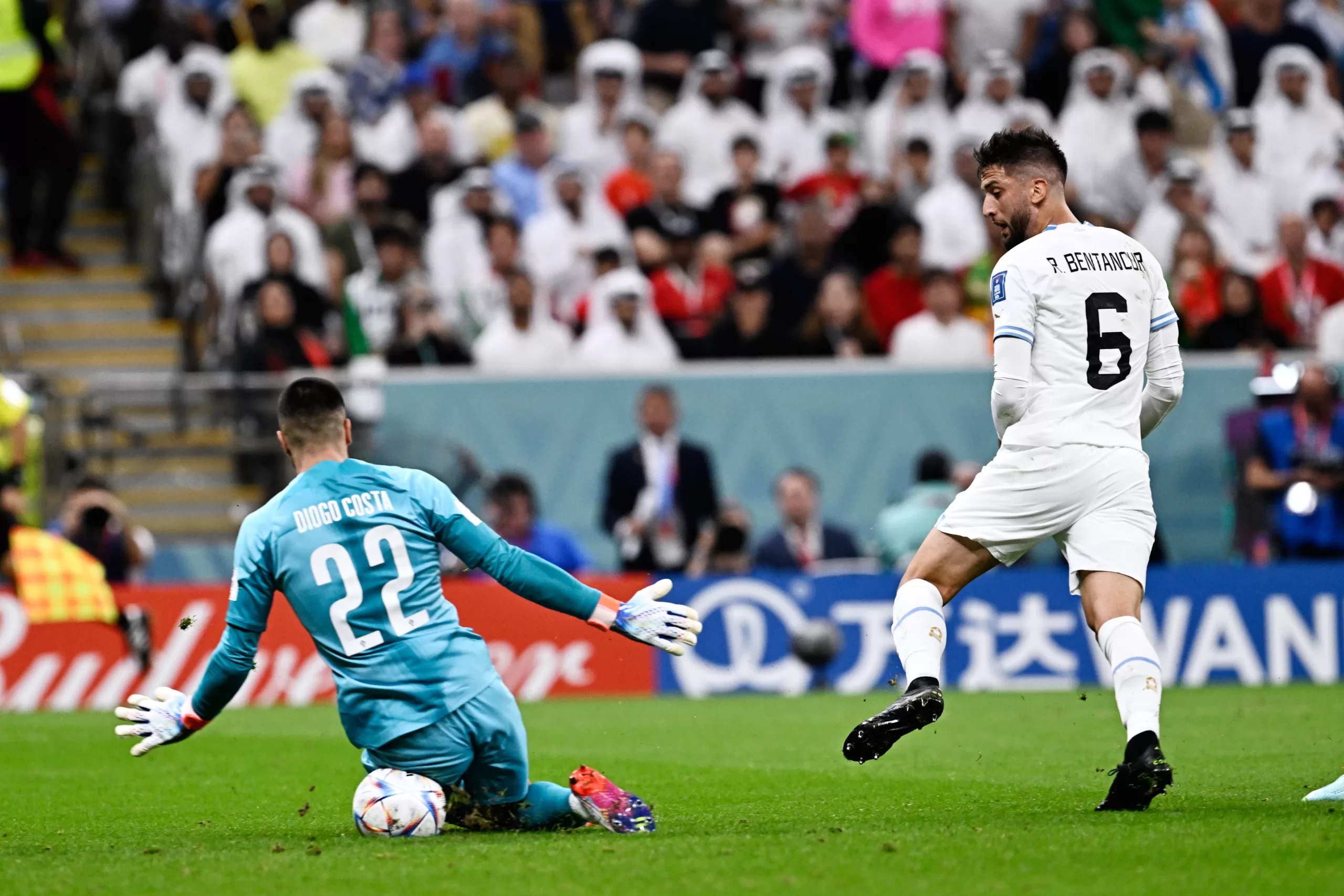 Rodrigo Bentancur estuvo cerca de marcar un golazo, pero no supo definir ante la salida de Diogo Costa