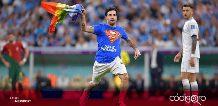 Un aficionado irrumpió con la bandera arcoíris en la cancha del Estadio Lusail. Foto: Mexsport