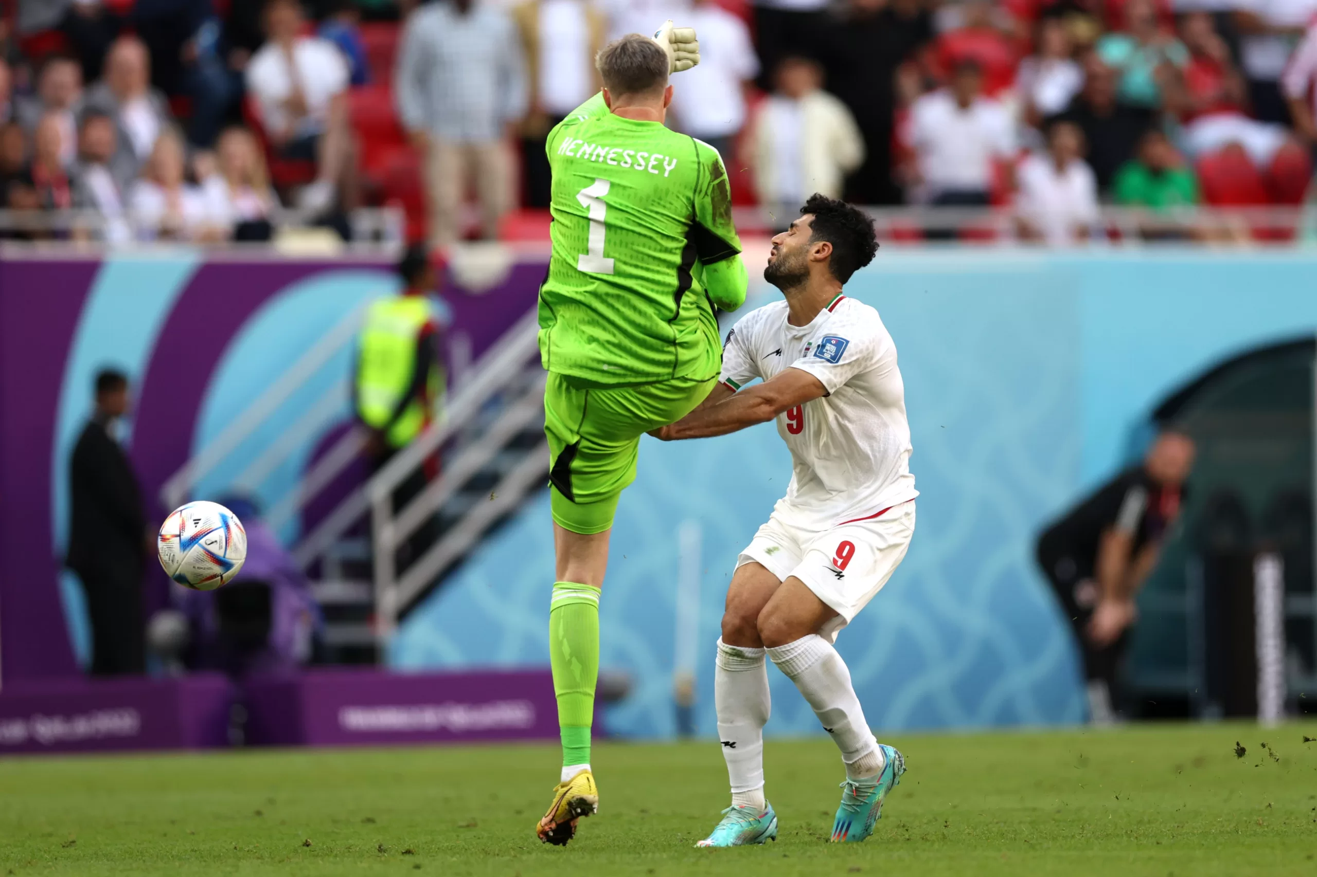 Wayne Hennessey tuvo una mala salida y se convierte en el primer expulsado del Mundial de Qatar 2022