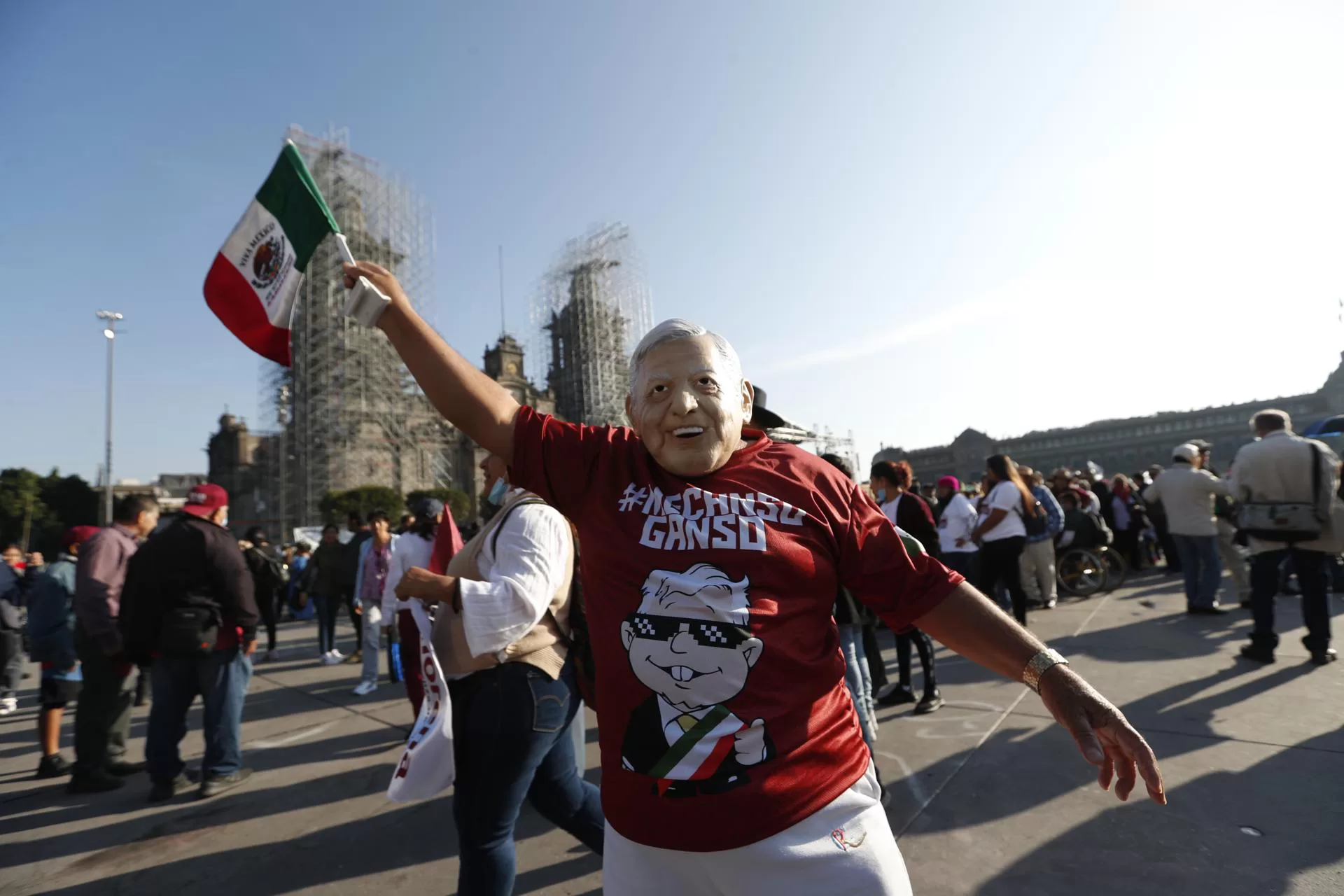 Miles de personas llegaron al Zócalo de la Ciudad de México para manifestar su respaldo a López Obrador. Foto: Agencia EFE