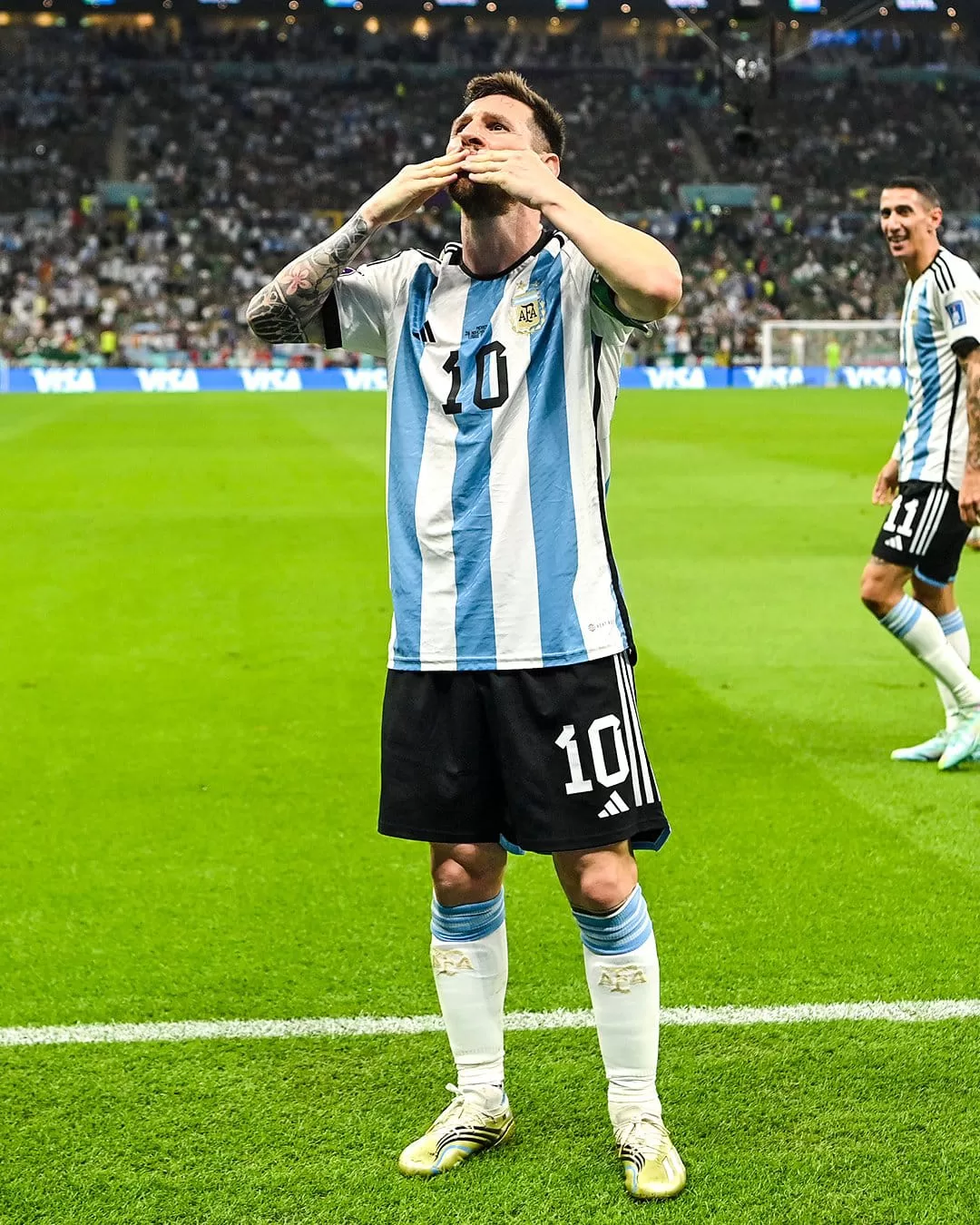 Lionel Messi encontró el balón en tres cuartos de cancha y con un zurdazo contundente marcó el 1-0