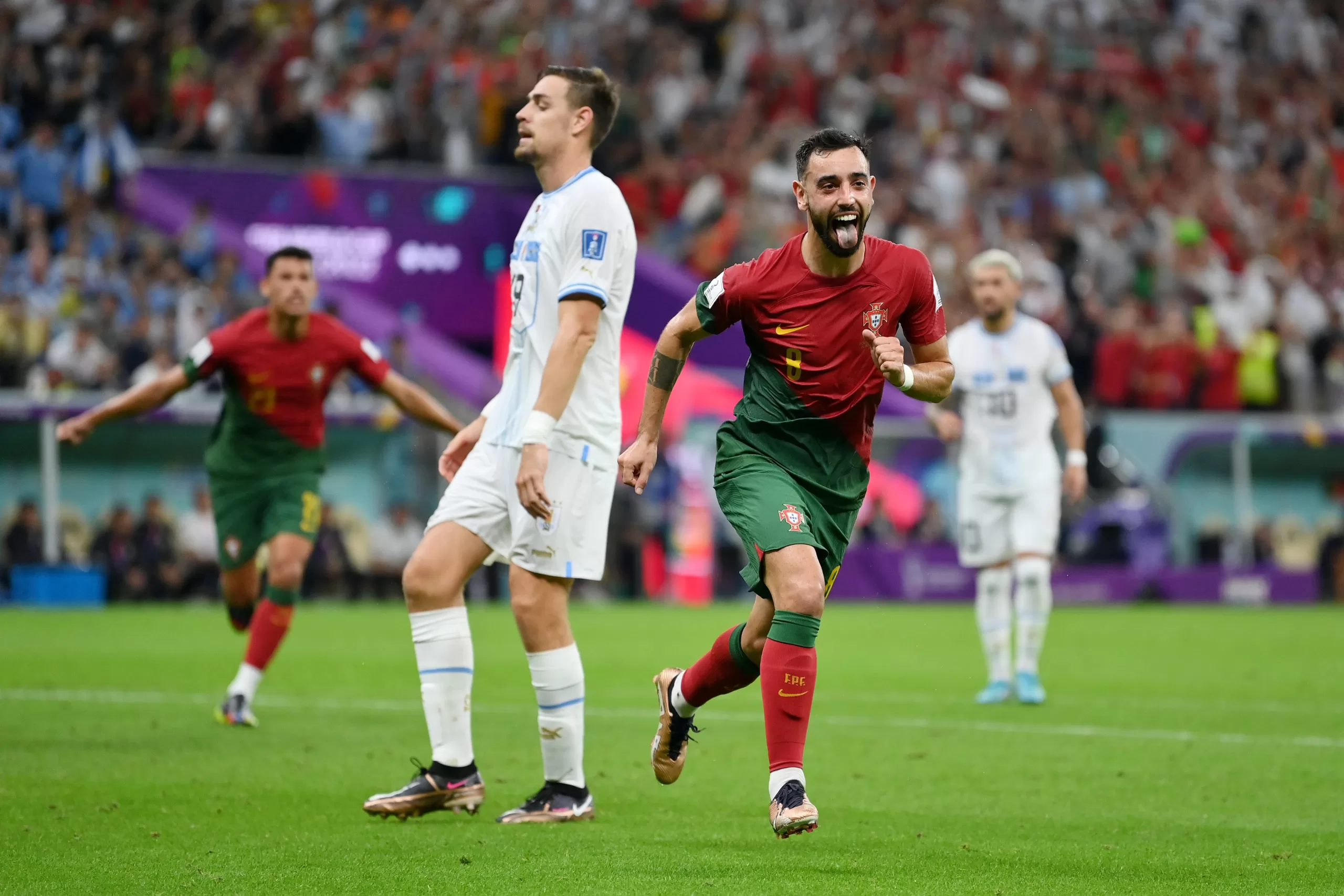 Fernandes convirtió su doblete y aseguró el pase de su selección a los octavos de final