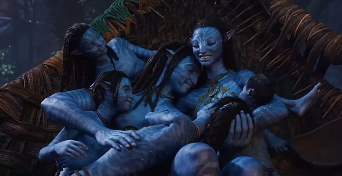 La película retoma la historia de Jake y Neytiri, esta vez como pareja adulta y con cinco hijos adolescentes