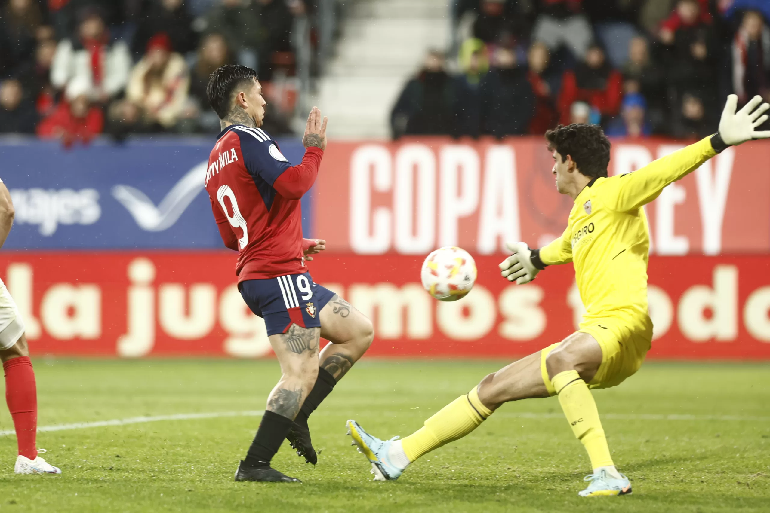 Bono saltó del banquillo para sustituir Dmitrovic, y poco tardó en ponerse la capa de Superman