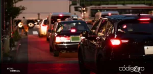 Pasar tiempos prolongados dentro del auto o en el transporte público a causa del tráfico se asocia con el sobrepeso y la tensión alta