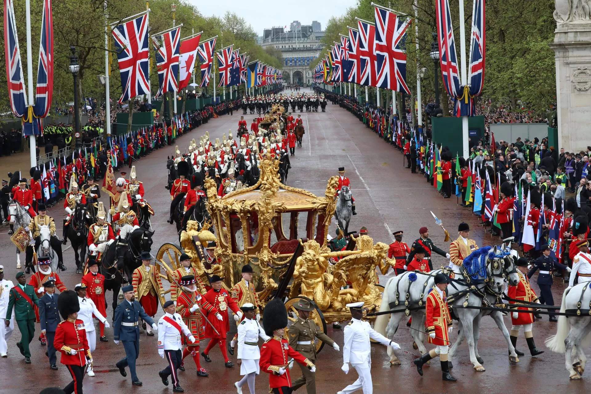 Los reyes se trasladaron el carroza durante la ceremonia de coronación en Londres. Foto: Agencia EFE