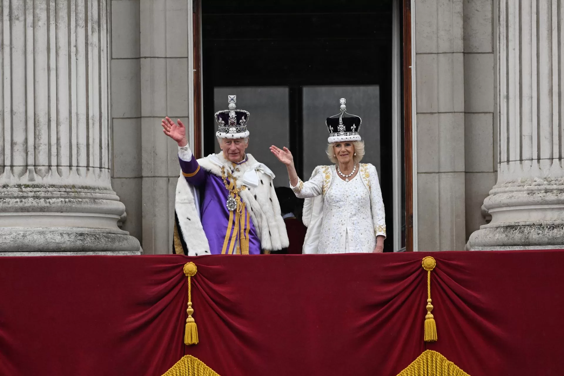 Los reyes Carlos III y Camila salieron al balcón del Palacio de Buckingham. Foto: Agencia EFE