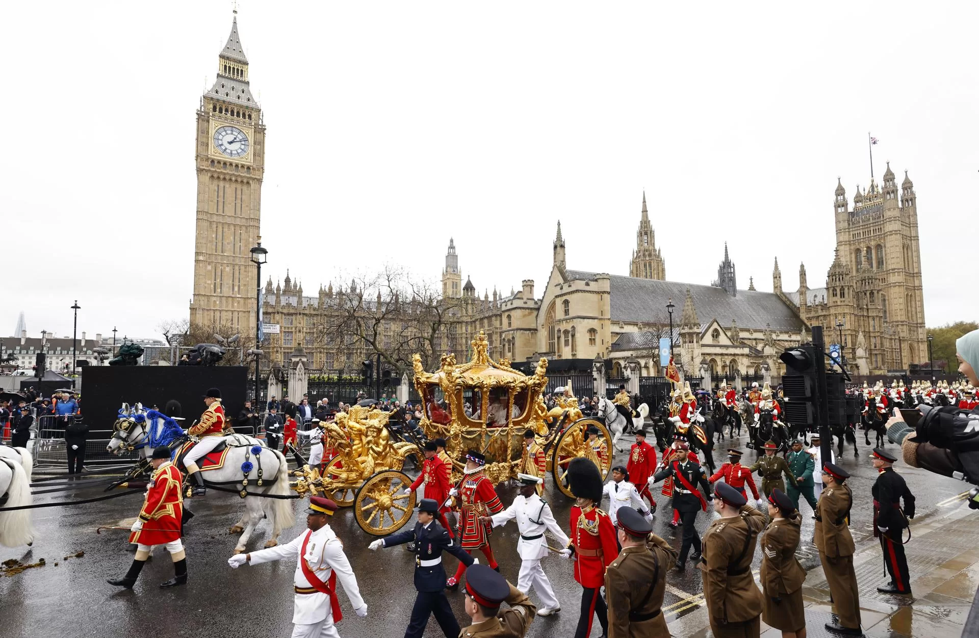 Miles de personas salieron a las calles de Londres para celebrar la coronación de los reyes. Foto: Agencia EFE