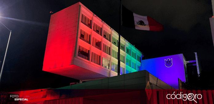 El edificio del Congreso Local de Querétaro fue iluminado con los colores del orgullo LGBT+. Foto: Especial