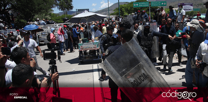 Los manifestantes de Chilpancingo liberaron a los 13 funcionarios públicos que estaban retenidos desde el lunes