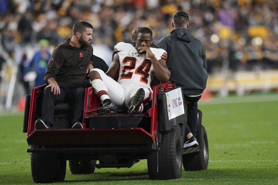 El cuatro veces elegido al Pro Bowl fue retirado del campo en el carrito de emergencia entre aplausos de los aficionados de los Steelers