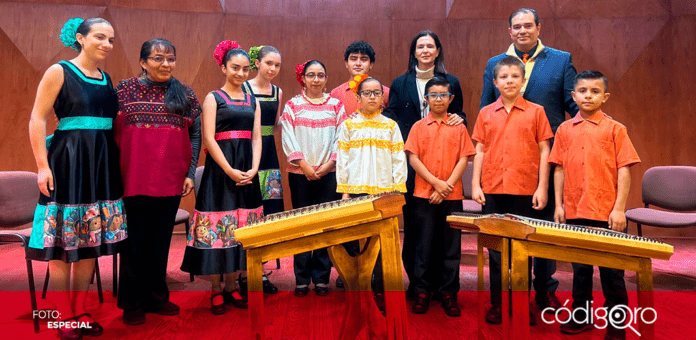 La secretaria de Cultura del estado de Querétaro abanderó a la orquesta infantil Makochi Dulcemelos. Foto: Especial