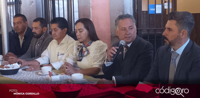 El candidato de Morena al Senado, Santiago Nieto, anunció la incorporación del exlíder municipal del PRI en Corregidora. Foto: Mónica Gordillo