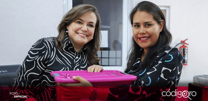 La rectora de la UAQ, Silvia Lorena Amaya Llano, entregó botiquines menstruales. Foto: Especial