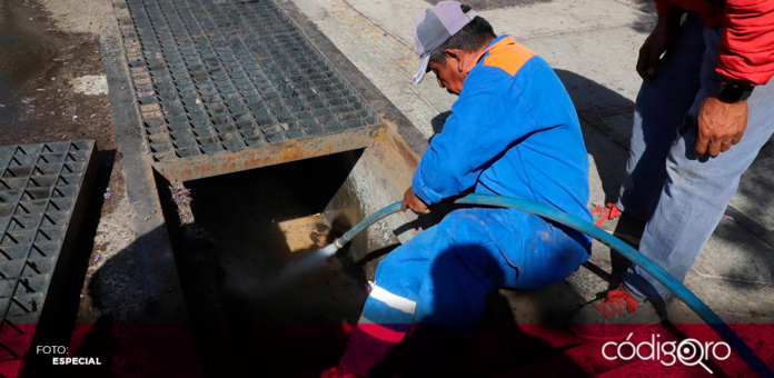 Continúan los trabajos de desazolve en las rejillas y contenedores del sistema pluvial en las calles de Querétaro, con el fin de prevenir inundaciones