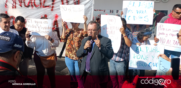 El candidato de Morena-pt-PVEM a diputado federal, Gilberto Herrera, encabezó una manifestación contra la reforma a la Ley de Aguas. Foto: Mónica Gordillo