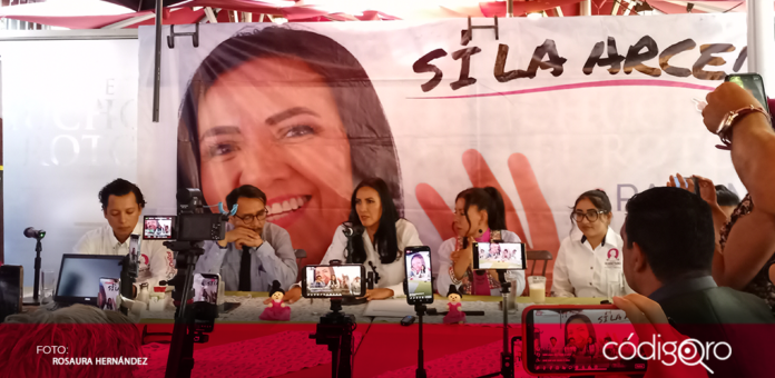 La candidata a la presidencia municipal de Querétaro, Paloma Arce, destacó la importancia de que los candidatos trabajen con ambientalistas; además, propuso la inclusión de teleféricos como medio de transporte 