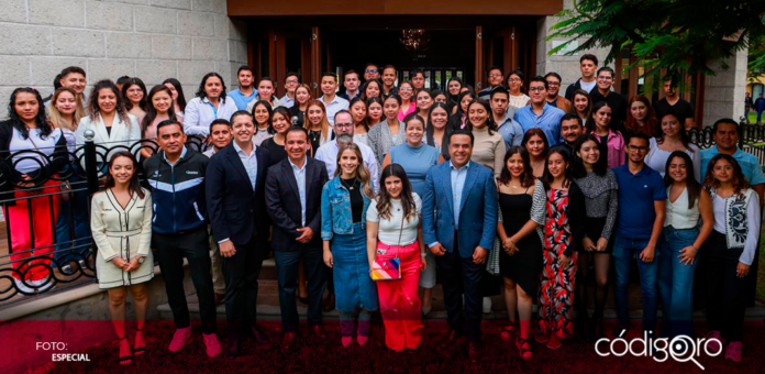 El alcalde de Querétaro, Luis Bernardo Nava, se reunió con jóvenes en la 