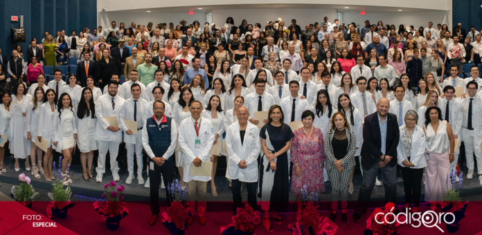 La Secretaría de Salud estatal presidió la ceremonia de Bienvenida y Clausura de Médicos Internos de Pregrado, en donde enfatizó la atención a la población de Querétaro durante el año de trabajo en el Hospital General del estado