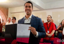 Felifer Macías Olvera recibió su constancia de mayoría como presidente municipal electo de Querétaro. Foto: Especial