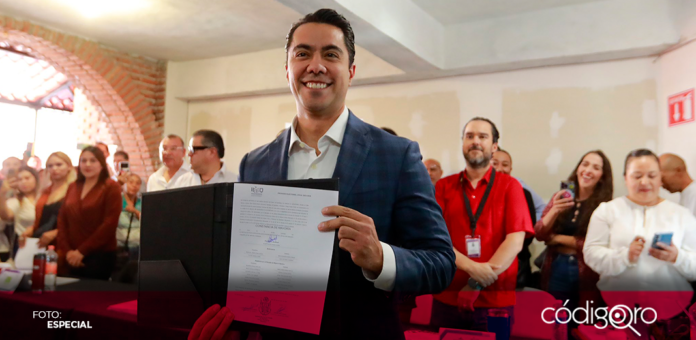 Felifer Macías Olvera recibió su constancia de mayoría como presidente municipal electo de Querétaro. Foto: Especial