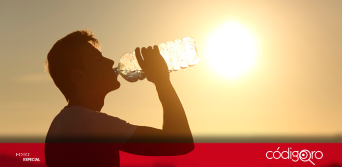 En esta temporada de calor, la Secretaría de Salud estatal invita a la población a extremar precauciones para evitar enfermedades; entre las recomendaciones están mantenerse hidratado, utilizar protector solar y no ingerir bebidas alcohólicas