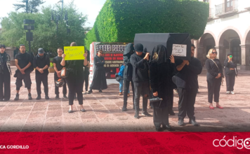 Vestidos de negro guardaron un momento de silencio frente a Palacio de Gobierno y, de manera posterior, colocaron un moño negro en la puerta principal del inmueble