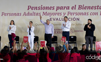 El presidente López Obrador encabezó la Evaluación de Pensiones para el Bienestar, acompañado del gobernador Mauricio Kuri y de la virtual presidenta electa, Claudia Sheinbaum. Al evento asistieron beneficiarios de los programas de Adulto Mayor y Personas con Discapacidad, así como público en general