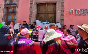 Artesanos indígenas manifestaron su inconformidad sobre los espacios en el nuevo Mercado Artesanal. Foto: Rosaura Hernández