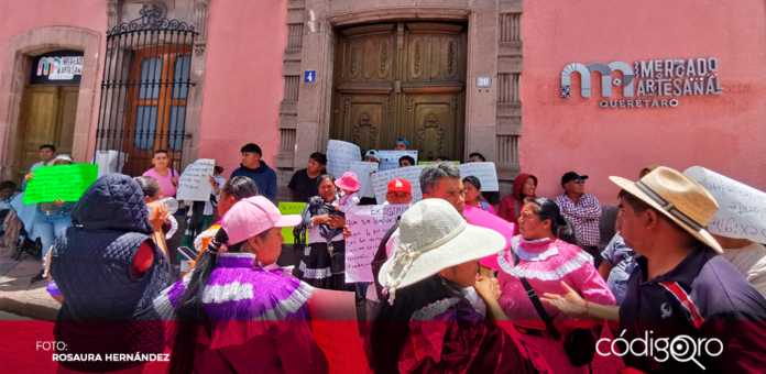 Artesanos indígenas manifestaron su inconformidad sobre los espacios en el nuevo Mercado Artesanal. Foto: Rosaura Hernández