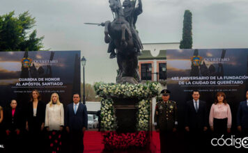 El alcalde de Querétaro, Luis Nava, acompañado de su esposa Arahí Domínguez, encabezó la Guardia en Honor a Santiago Apóstol, en el marco del 493 aniversario de la fundación de la ciudad