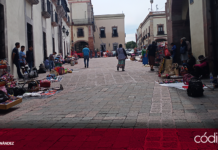 Otro grupo de artesanos inconformes acudieron al Centro Histórico de Querétaro a vender sus productos, hasta que el municipio cumpla con sus peticiones sobre el nuevo Mercado Artesanal, dijeron