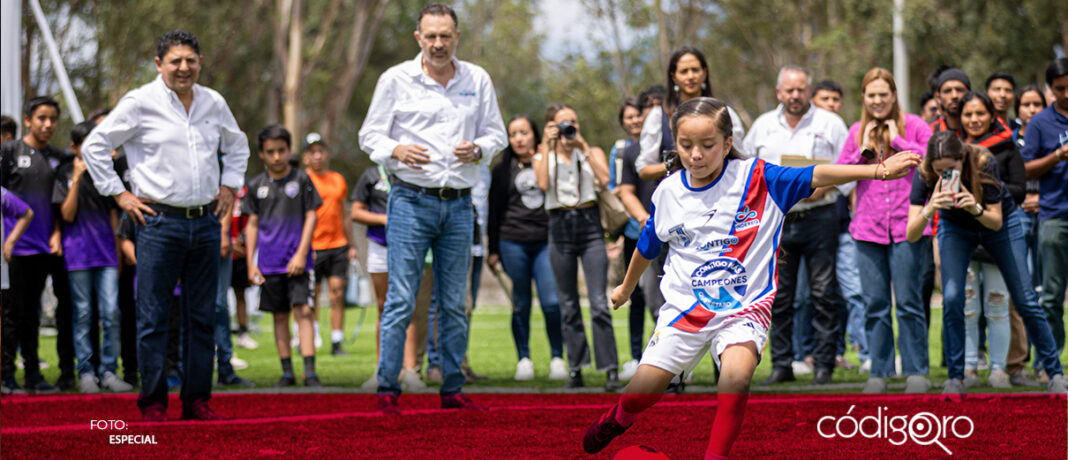 El gobernador Mauricio Kuri encabezó la entrega de la rehabilitación de una cancha de fútbol en la Unidad Deportiva Municipal de Cadereyta; la obra contó con una inversión de seis millones 193 mil pesos