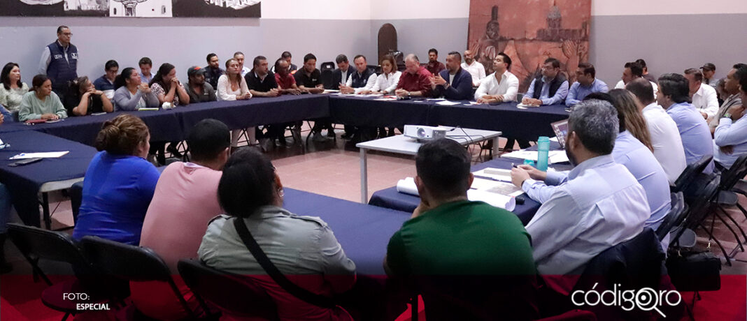 Autoridades federales, estatales y municipales sostuvieron una mesa de trabajo para atender y dar solución a las demandas de las 10 comunidades de la delegación Santa Rosa Jáuregui, principalmente en temas de infraestructura y abastecimiento de agua