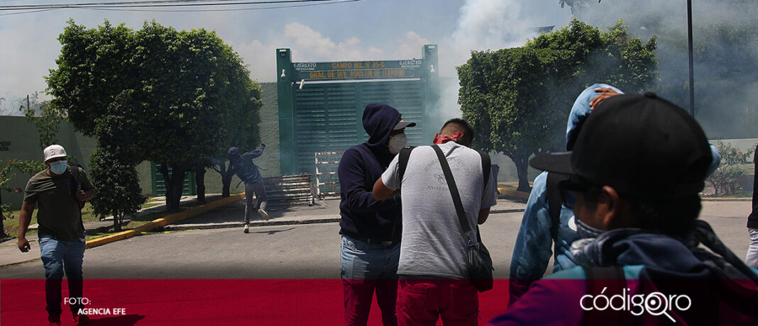 Activistas que protestan por los 43 estudiantes desaparecidos de Ayotzinapa lanzaron petardos y causaron incendios frente a cuartel del Ejército en Guerrero; denunciaron que el crimen permanece impune, así que continuarán con las manifestaciones