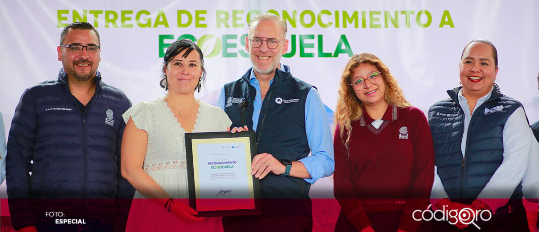 La Sedesu entregó el reconocimiento Ecoescuela al COBAQ 16 por su compromiso con la creación de una comunidad más sostenible y el cuidado al medio ambiente; el objetivo es promover una cultura sustentable dentro y fuera del aula