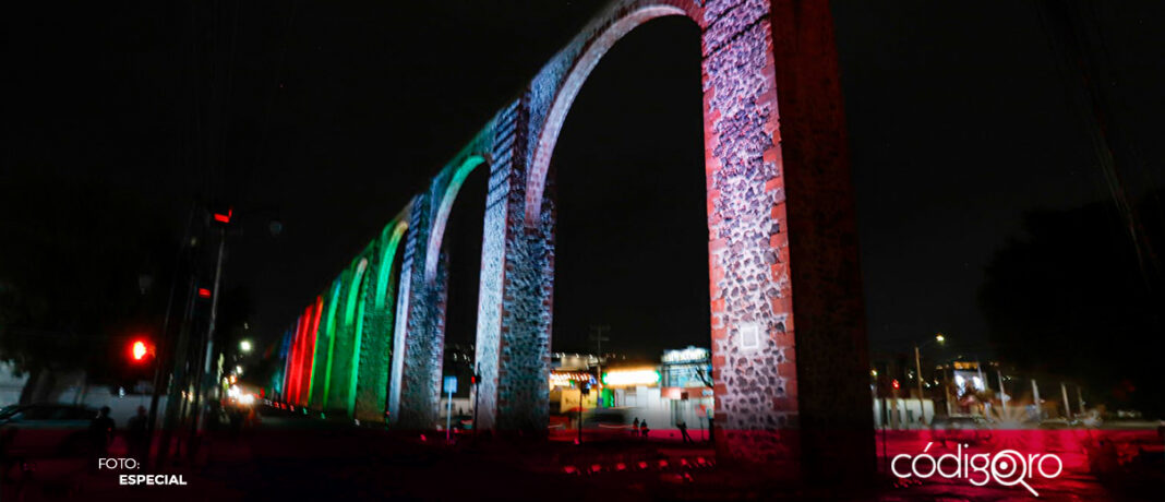 El presidente municipal de Querétaro, Luis Bernardo Nava Guerrero, inauguró la nueva iluminación de los Arcos. Foto: Especial