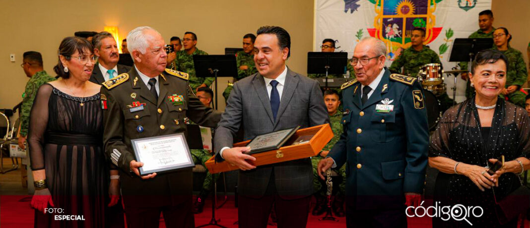 El Presidente Municipal de Querétaro, Luis Nava, fue homenajeado por la Asociación de Militares Retirados durante su Gala Conmemorativa a la Gesta Histórica de los Niños Héroes de Chapultepec, donde le dieron un reconocimiento y un espadín. Con este evento, los Militares Retirados celebran la valentía y el sacrificio de los jóvenes cadetes en defensa de la patria, y en esta ocasión, también Luis Nava fue reconocido por su apoyo a esta Asociación, con el mejoramiento de sus instalaciones, lo que simboliza el compromiso del gobierno municipal con quienes han servido a la nación. Durante la ceremonia estuvieron presentes el General de Brigada del Estado Mayor, Vinicio Perea Alcaraz, Comandante de la Décimo Séptima Zona Militar y el Comisario Héctor Jiménez Báez, Coordinador Estatal de la Guardia Nacional en Querétaro, quienes reforzaron la relación entre el Municipio de Querétaro y las instituciones militares, así como el trabajo conjunto por la seguridad y el bienestar de las familias queretanas.