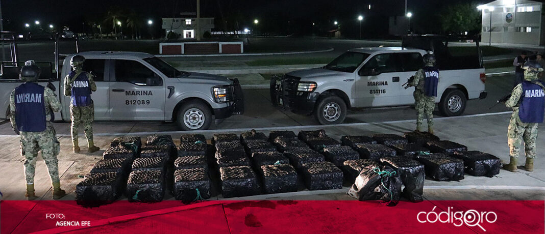 La Semar confiscó 1.5 toneladas de sustancias prohibidas y detuvo a una persona en Paredón, Chiapas; esto, luego de haber encontrado un vehículo volcado en la carretera durante un recorrido de vigilancia en la zona, informó la dependencia