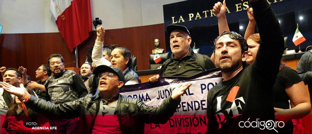 Manifestantes contra la reforma judicial irrumpieron en el pleno del Senado de la República. Foto: Agencia EFE