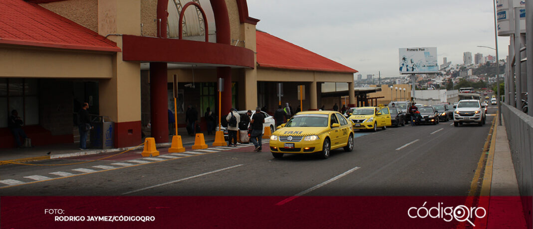 AMEQ se comprometió a regularizar las tarifas de los taxis de la Terminal de Autobuses de Querétaro. Foto: Rodrigo Jaymez