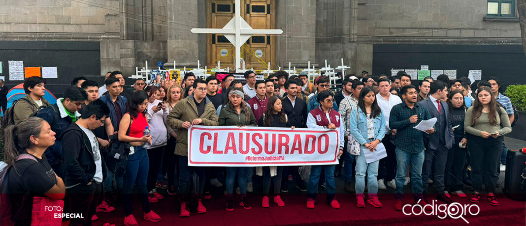 Un grupo de más de 100 jóvenes en pro de la reforma judicial clausuró de forma simbólica a la SCJN para denunciar 