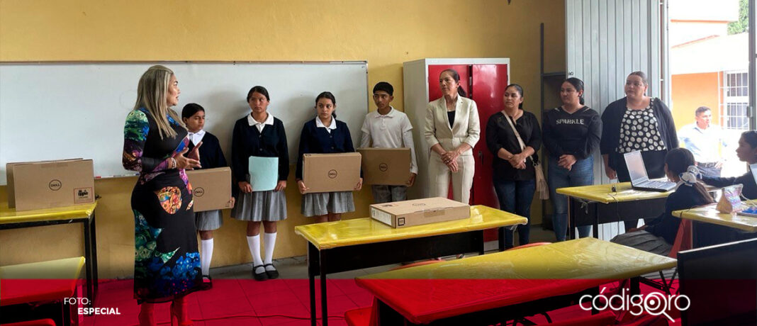 En beneficio de 107 alumnas y alumnos, la USEBEQ entregó equipos de cómputo a la telesecundaria Chimalpopoca, ubicada en la comunidad de Dolores Cuadrilla de Enmedio, municipio de San Juan del Río