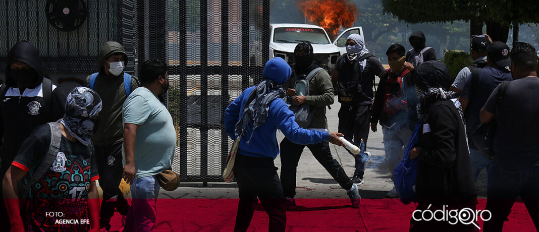 Estudiantes de Ayotzinapa vandalizan Congreso estatal en el décimo aniversario de la desaparición de sus 43 compañeros en Guerrero; los jóvenes quemaron vehículos y causaron destrozos en el recinto legislativo en Chilpancingo 